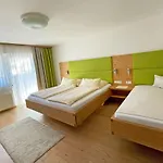 לינה וארוחת בוקר Vierthaler 3*