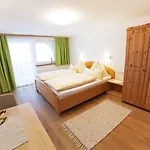 לינה וארוחת בוקר Vierthaler 3*