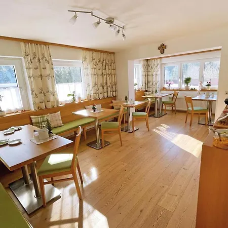 לינה וארוחת בוקר Vierthaler 3*