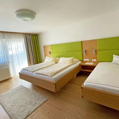 לינה וארוחת בוקר Vierthaler 3*