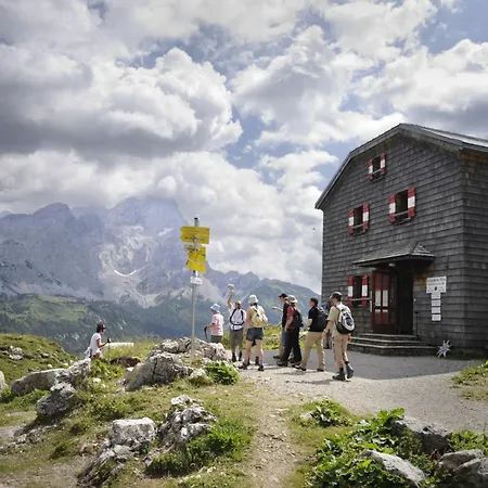 לינה וארוחת בוקר Vierthaler 3*